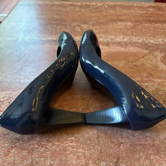 Coach Sherri Navy Blue Patent Leather High Block Heel Pumps - Sz 8B EUC - Picture 4 of 7
